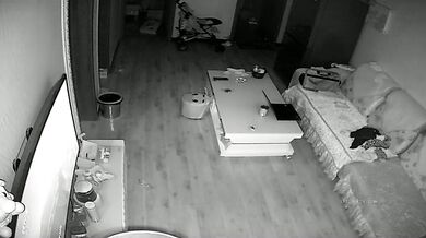 《精选摄像头㊙️破解》家庭针孔入侵真实偸拍两口子激情性生活也不管白天晚上~中年夫妻换上情趣装玩小夫妻汽车装饰店打地铺干老猛了 (9)